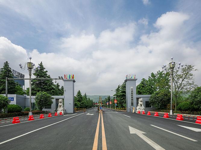 河鋼集團舞陽鋼鐵公司是我國寬厚鋼板生產(chǎn)科研基地。擁有4100mm+4100mm和4200mm+4300mm兩條技術(shù)先進的雙機架寬厚鋼板生產(chǎn)線，配套有國內(nèi)寬厚板行業(yè)優(yōu)勢明顯的鋼錠模鑄線及鋼板熱處理設(shè)施，具有雄厚的研發(fā)制造實力。具有年產(chǎn)鋼500萬噸、寬厚鋼板360萬噸、銷售收入200億元的綜合實力。