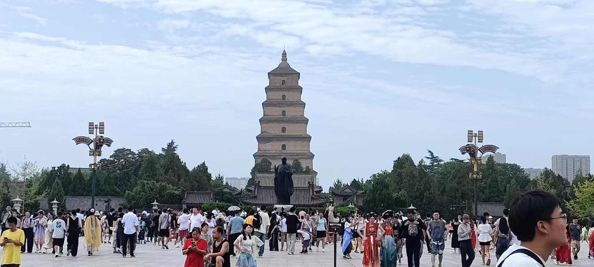 西安是國務(wù)院公布的首批國家歷史文化名城，有西周、秦、西漢、唐等在內(nèi)的13個朝代在此建都，是世界四大古都之一，中國古都學(xué)會認(rèn)定的中國建都朝代最多、帝都?xì)v史最長的古都。曾經(jīng)作為中國首都和政治、經(jīng)濟、文化中心長達(dá)1100多年。旅游景點有秦始皇兵馬俑博物館、大雁塔、陜西歷史博物館、華清池景區(qū)、碑林博物館等