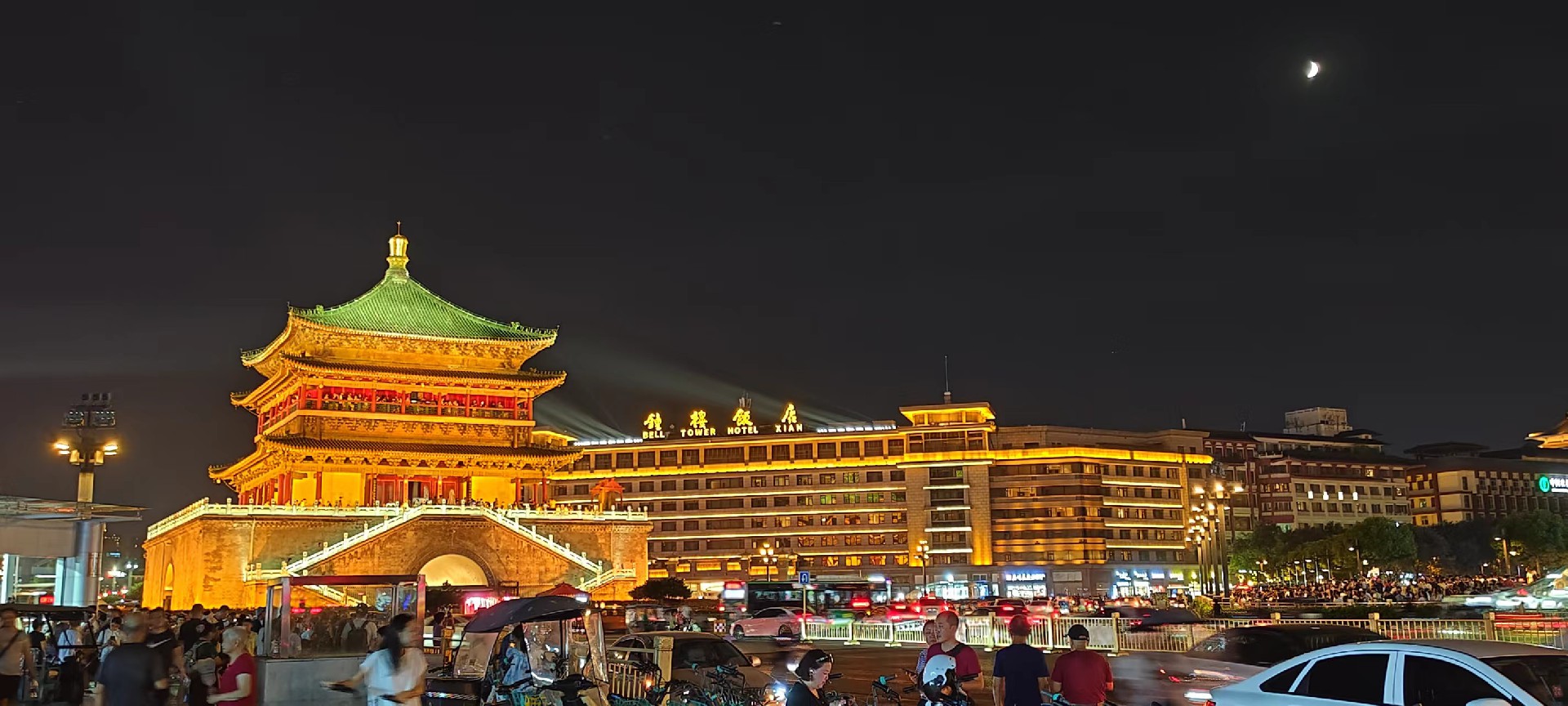西安是國務(wù)院公布的首批國家歷史文化名城，有西周、秦、西漢、唐等在內(nèi)的13個朝代在此建都，是世界四大古都之一，中國古都學(xué)會認(rèn)定的中國建都朝代最多、帝都?xì)v史最長的古都。曾經(jīng)作為中國首都和政治、經(jīng)濟、文化中心長達(dá)1100多年。旅游景點有秦始皇兵馬俑博物館、大雁塔、陜西歷史博物館、華清池景區(qū)、碑林博物館等
