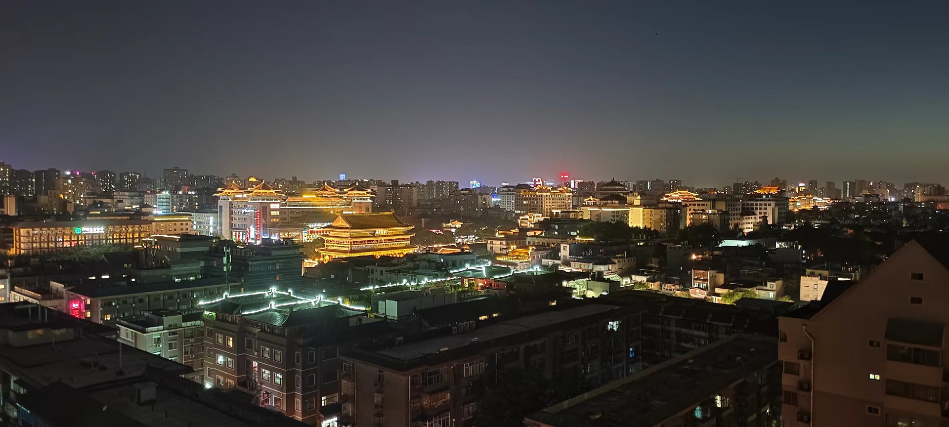 西安是國務(wù)院公布的首批國家歷史文化名城，有西周、秦、西漢、唐等在內(nèi)的13個朝代在此建都，是世界四大古都之一，中國古都學(xué)會認(rèn)定的中國建都朝代最多、帝都?xì)v史最長的古都。曾經(jīng)作為中國首都和政治、經(jīng)濟、文化中心長達(dá)1100多年。旅游景點有秦始皇兵馬俑博物館、大雁塔、陜西歷史博物館、華清池景區(qū)、碑林博物館等