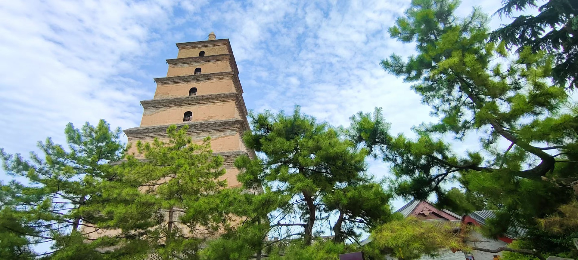 西安是國務(wù)院公布的首批國家歷史文化名城，有西周、秦、西漢、唐等在內(nèi)的13個朝代在此建都，是世界四大古都之一，中國古都學(xué)會認(rèn)定的中國建都朝代最多、帝都?xì)v史最長的古都。曾經(jīng)作為中國首都和政治、經(jīng)濟、文化中心長達(dá)1100多年。旅游景點有秦始皇兵馬俑博物館、大雁塔、陜西歷史博物館、華清池景區(qū)、碑林博物館等