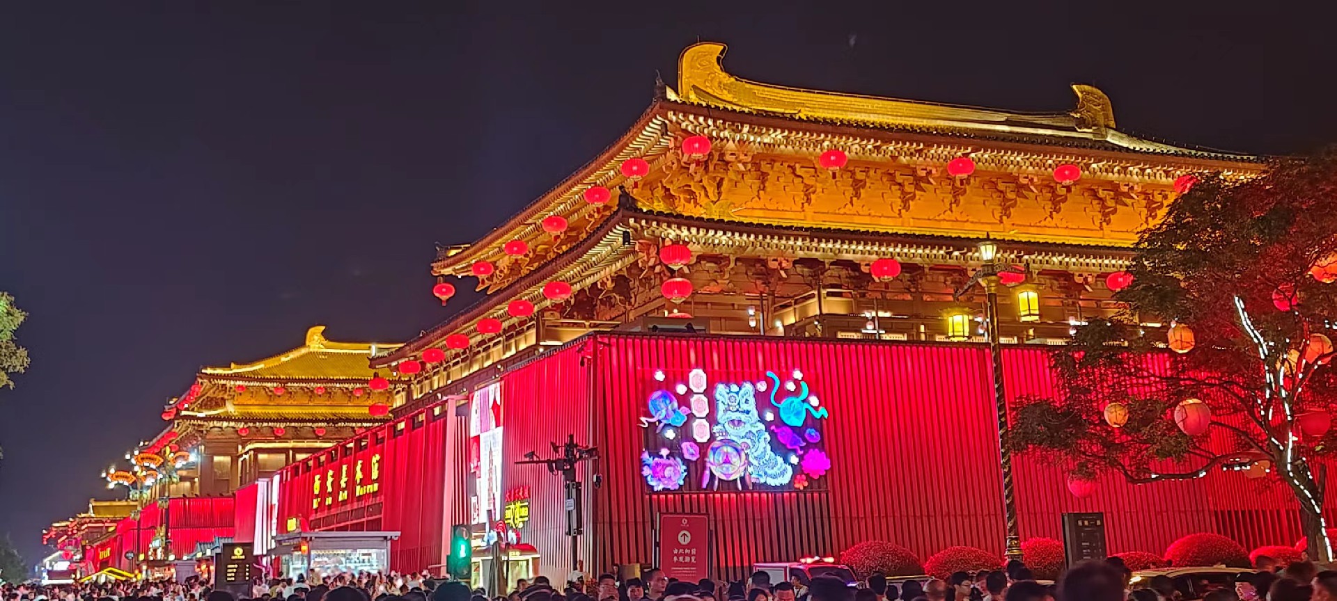 西安是國務(wù)院公布的首批國家歷史文化名城，有西周、秦、西漢、唐等在內(nèi)的13個朝代在此建都，是世界四大古都之一，中國古都學(xué)會認(rèn)定的中國建都朝代最多、帝都?xì)v史最長的古都。曾經(jīng)作為中國首都和政治、經(jīng)濟、文化中心長達(dá)1100多年。旅游景點有秦始皇兵馬俑博物館、大雁塔、陜西歷史博物館、華清池景區(qū)、碑林博物館等