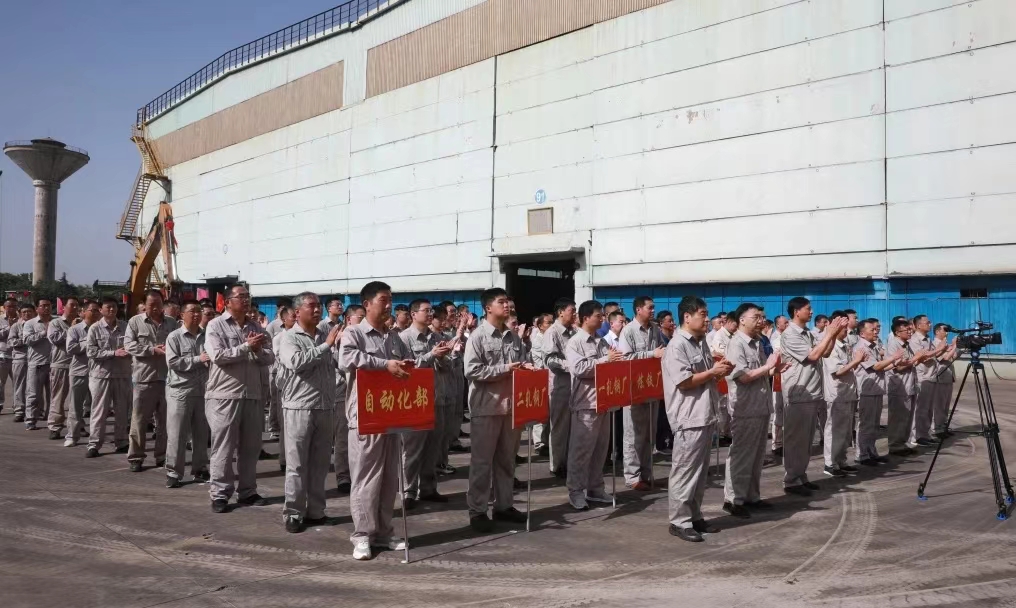 8月11日上午，舞鋼公司460mm厚板連鑄機(jī)項(xiàng)目開工儀式舉行。舞鋼公司黨委書記、董事長吝章國，舞鋼市委常委、宣傳部部長、副市長郭愛珍，中冶京誠煉鋼工程技術(shù)所總經(jīng)理安邦，中冶集團(tuán)首席專家陳衛(wèi)強(qiáng)，武鋼綠城副總經(jīng)理冀廣超，大河環(huán)科黨委副書記、總經(jīng)理劉永剛等出席開工儀式。據(jù)了解，460mm連鑄機(jī)項(xiàng)目是舞鋼公司推進(jìn)結(jié)構(gòu)優(yōu)化、綠色低碳轉(zhuǎn)型的重要戰(zhàn)略部署。該項(xiàng)目建成后，可以充分發(fā)揮舞鋼的裝備優(yōu)勢和技術(shù)優(yōu)勢，不僅對舞鋼開展前沿技術(shù)研究，引領(lǐng)寬厚板行業(yè)發(fā)展意義重大，而且將進(jìn)一步提升地區(qū)金屬材料產(chǎn)業(yè)鏈的整體實(shí)力。