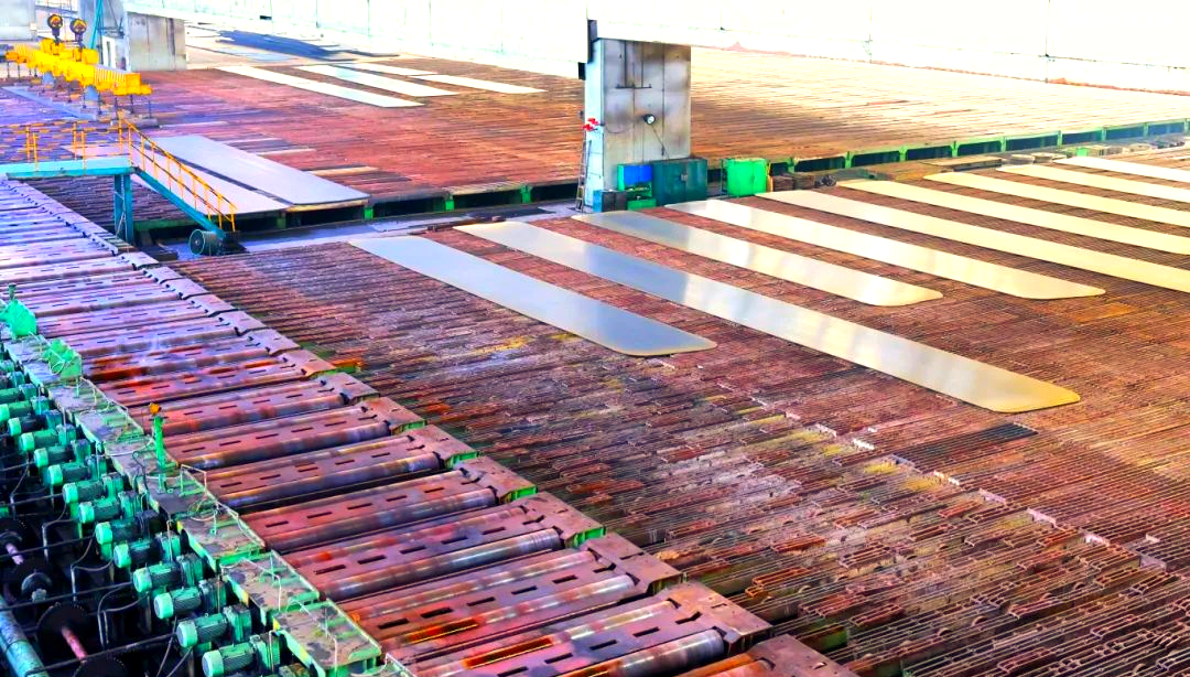 260余種寬厚板產(chǎn)品成功替代進口或按國外標準生產(chǎn)，多個品種填補國內(nèi)空白并獨家供貨，更有40余種遠銷海外。舞鋼公司不僅主導制定了臨氫設備用鉻鉬合金鋼板等十余項國家標準，還榮獲國家科學技術進步獎一等獎2項、二等獎1項，省部級科技進步獎更是數(shù)不勝數(shù)。自創(chuàng)立以來，河鋼集團舞鋼公司便深耕寬厚板研發(fā)制造，打造出響亮的民族品牌，穩(wěn)坐世界寬厚板領域的頭把交椅。 260余種寬厚板產(chǎn)品成功替代進口或按國外標準生產(chǎn)，多個品種填補國內(nèi)空白并獨家供貨，更有40余種遠銷海外。舞鋼公司不僅主導制定了臨氫設備用鉻鉬合金鋼板等十余項國家標準，還榮獲國家科學技術進步獎一等獎2項、二等獎1項，省部級科技進步獎更是數(shù)不勝數(shù)。自創(chuàng)立以來，河鋼集團舞鋼公司便深耕寬厚板研發(fā)制造，打造出響亮的民族品牌，穩(wěn)坐世界寬厚板領域的頭把交椅。 fdb85620c4ebcb4769ad69d0a0a3e58f.png圖為舞鋼生產(chǎn)現(xiàn)場一角。  品牌價值涵蓋了企業(yè)的多方面競爭力，包括產(chǎn)品實力、文化底蘊、資源調(diào)配能力、技術標準以及質(zhì)量管理等。河鋼集團舞鋼公司深知這一點，其黨委書記、董事長于勇強調(diào)，要緊密貼近市場脈搏，不斷強化科技創(chuàng)新，以更好地維護和提升舞鋼的品牌價值，推動企業(yè)更上一層樓。  近日，《中國冶金報》的記者們走進舞鋼，深入探訪了該企業(yè)品牌塑造的背后故事。舞鋼以科技為核心，提供高端定制服務，不僅緊跟行業(yè)動態(tài)和客戶需求，還專注于客戶應用材料的替代研發(fā)，通過創(chuàng)新贏得先機。舞鋼人以攻堅克難的精神，突破關鍵技術難題，將關鍵核心技術牢牢掌握在自己手中，成功實現(xiàn)了從生產(chǎn)型企業(yè)到“制造+服務型企業(yè)”的轉(zhuǎn)型。  舞鋼黨委書記、董事長吝章國明確指出，舞鋼應定位高端市場，致力于開發(fā)獨特且優(yōu)質(zhì)的高端產(chǎn)品，同時緊貼市場和客戶需求，提供量身定制的服務。這一策略不僅塑造了產(chǎn)品品牌，更提升了品牌價值。舞鋼國內(nèi)首發(fā)的SA737系列容器鋼板，以其大厚度、高技術難度，充分展現(xiàn)了企業(yè)在科技創(chuàng)新和高端定制方面的實力。 2024年10月，舞鋼在深入調(diào)研某重點客戶后，立志于替代進口，著手研發(fā)大厚度、高技術難度的碳錳釩SA737系列容器鋼板。為此，公司組建了由技術、營銷人員等組成的高端高效益產(chǎn)品攻關團隊，根據(jù)客戶需求定制了專屬供貨方案，贏得了客戶的信賴。  在生產(chǎn)過程中，舞鋼面臨鋼板厚度大、技術要求嚴苛等多重挑戰(zhàn)。但憑借強大的技術實力和創(chuàng)新能力，舞鋼團隊不僅成功實施了覆蓋關鍵工序的梯度試驗，還根據(jù)試驗數(shù)據(jù)進行了長達10余天的深入分析驗證，最終確定了與生產(chǎn)現(xiàn)場高度契合的最佳工藝方案。這一方案確保了SA737系列容器鋼板在拉伸性能、沖擊性能以及模擬焊后性能等方面均達到國內(nèi)領先水平，有力地提升了舞鋼的品牌價值。  圖為舞鋼第二鋼軋廠的生產(chǎn)現(xiàn)場。 2024年12月20日，舞鋼科技部收到了來自某高端客戶的積極反饋：“舞鋼生產(chǎn)的碳錳釩SA737系列容器鋼板焊接性能非常穩(wěn)定，簡直太好用了！連我們的工人都為你們點贊！”這標志著舞鋼首次成功批量生產(chǎn)出大厚度、高技術難度的碳錳釩SA737系列容器鋼板，實現(xiàn)了國內(nèi)首發(fā)，為舞鋼打造新的差異化優(yōu)勢、引領寬厚板行業(yè)的高質(zhì)量發(fā)展注入了強大動力。同時，用戶對高端材料經(jīng)濟性的追求也成為舞鋼研發(fā)工作的重要考量因素。截至2024年底，舞鋼高錳鋼已在國內(nèi)首臺套高錳鋼船“GasChem Phoenix”上實現(xiàn)了安全運行2萬海里的壯舉。這不僅標志著舞鋼高錳鋼在國內(nèi)率先實現(xiàn)了實船應用，更意味著新一代低成本、高性能的超低溫國產(chǎn)高錳鋼從基礎研究走向了工程應用，為高錳鋼的推廣和應用樹立了新的里程碑。  圖為舞鋼第二鋼軋廠。LNG（液化天然氣）新型低溫高錳鋼憑借其出色的低溫韌性、高延展性以及高強度，相較于傳統(tǒng)LNG船罐材料所采用的Ni系低溫鋼，展現(xiàn)出了顯著的經(jīng)濟效益。高錳鋼的應用對LNG船舶制造企業(yè)而言，不僅有助于降低生產(chǎn)成本，更能提升其市場競爭力。為了實現(xiàn)科研成果與客戶需求的高效轉(zhuǎn)化，舞鋼積極展開了全方位、多輪次的科技創(chuàng)新活動。 2024年12月18日，舞鋼的生產(chǎn)線上，一批高端壓力容器鋼板在經(jīng)過數(shù)小時精心熱處理后，順利完成了切割與取樣，隨后進入性能檢驗的關鍵環(huán)節(jié)。科技部的科研人員全程緊密監(jiān)控，確保每一個環(huán)節(jié)都達到高標準。這批鋼板是為客戶量身定制的，面臨極高的技術挑戰(zhàn)，因為它們屬于超鑄坯壓縮比的極限規(guī)格。客戶要求在模擬長時間焊接后，對鋼板厚度一半處進行零下30攝氏度的沖擊韌性測試。同時，由于鋼板壓縮比小、厚度大，采用常規(guī)工藝難以確保各項性能指標。  面對這些挑戰(zhàn)，舞鋼的高端高效益產(chǎn)品攻關團隊從坯料生產(chǎn)、軋制到熱處理各環(huán)節(jié)入手，經(jīng)過不懈努力，終于找到了與性能指標相匹配的最佳工藝參數(shù)，從而優(yōu)化了整體生產(chǎn)工藝。最終，該鋼板的各項性能參數(shù)不僅遠超客戶預期，更達到了世界領先水平。  舞鋼第二鋼軋廠，一個致力于高端壓力容器鋼板研發(fā)與生產(chǎn)的重要基地。在這里，科技與創(chuàng)新是永恒的主題。吝章國，作為舞鋼的科技領軍人物，深知科技成果轉(zhuǎn)化的重要性。他強調(diào)，只有將研發(fā)出的產(chǎn)品真正轉(zhuǎn)化為實際生產(chǎn)力，才能實現(xiàn)其真正的價值。因此，舞鋼始終將科技成果轉(zhuǎn)化作為工作的重中之重，不斷推動技術創(chuàng)新與產(chǎn)業(yè)升級的深度融合。 2024年，舞鋼繼續(xù)堅定地走特鋼路線，并成功研發(fā)了18個新產(chǎn)品。此外，舞鋼還積極與20余家高端客戶進行互訪，并成功開發(fā)了104個直供用戶，首單訂貨量累計高達9.5萬余噸。這些成績的取得，得益于舞鋼在市場把控方面的機制創(chuàng)新。在制造業(yè)轉(zhuǎn)型升級的大背景下，中厚板領域已成為鋼鐵行業(yè)增長最快的領域和效益源泉，這也導致國內(nèi)中厚板市場的供需狀況發(fā)生了深刻變化。面對這一新形勢，舞鋼積極應對，通過機制創(chuàng)新來提升市場把控力，以實現(xiàn)更好的生存和發(fā)展。  舞鋼通過創(chuàng)新機制體制，進一步強化了銷售端資源傾斜，推動企業(yè)從單一生產(chǎn)向“制造+服務”模式轉(zhuǎn)型。他們深化市場、客戶和服務意識，不斷提高執(zhí)行、適應和變革能力，專注于市場和客戶需求。經(jīng)過一系列舉措，舞鋼對市場的把控能力得到了顯著提升。  在2024年9月6日的舞鋼高端水電鋼攻關團隊周例會上，該團隊負責人張曉克強調(diào)，擁有鋼需求的頭部客戶是市場開發(fā)的關鍵。他要求團隊成員主動走訪、對接和服務這些客戶。該團隊的積極攻關，使得舞鋼水電鋼合同承接量在2024年再創(chuàng)新高。  舞鋼始終以客戶需求為中心，通過多端對接和全面保障策略，不斷優(yōu)化產(chǎn)線建設。他們實施了領導班子成員的“產(chǎn)線包?！敝贫龋瑥亩鄠€維度對兩條產(chǎn)線進行數(shù)據(jù)畫像，包括噸鋼邊際貢獻、低邊際合同占比等。這些措施促進了產(chǎn)線和營銷人員更加關注產(chǎn)線關鍵指標和創(chuàng)效能力，推動了企業(yè)管理重點從產(chǎn)量向產(chǎn)線的轉(zhuǎn)變。 53歲的高級技師任亞強，在面臨軋制生產(chǎn)難度極大、近乎顛覆其認知的8120鋼板時，他堅定地選擇了挑戰(zhàn)。他不僅將軋輥壓下量精細調(diào)整，更把各道次的間隙時間縮短到極致，最終成功生產(chǎn)出滿足客戶要求的產(chǎn)品。這一成功，不僅彰顯了舞鋼在技術上的實力，更體現(xiàn)了他們對于市場和客戶需求的深刻洞察。  在舞鋼的攻關團隊中，“技術咖”們成為銷售的堅強后盾。他們無條件支持銷售，對銷售人員提出的問題積極響應，確保當日事當日畢。正是這種高效協(xié)作的精神，使得舞鋼在2024年成功中標國內(nèi)多個知名建設項目。  在全員端，舞鋼更是全力以赴保市場，緊跟市場和客戶變化，提高反應速度。他們突出柔性生產(chǎn)組織和靈活的訂單機制，實現(xiàn)生產(chǎn)組織與銷售的高度協(xié)同。同時，堅持加強質(zhì)量、成本和交貨期管理，珍惜品牌信譽，成為舞鋼廣大干部職工的工作準則。  一次江蘇客戶的746噸高端容器鋼板供貨合同，雖然交貨期只有短短20天，但舞鋼各部門、各單位加強協(xié)同，全方位提升保供能力。最終，在客戶要求的交貨期內(nèi)，舞鋼高質(zhì)量、高標準完成了整單合同產(chǎn)品交付，贏得了客戶的贊譽。這一成功案例，更是舞鋼對市場把控能力和執(zhí)行能力的有力證明。 針對市場和客戶對鋼板質(zhì)量的高標準要求，舞鋼的技術團隊進行了深入細致的技術評審和質(zhì)量預判。他們精心制定了科學合理的工藝方案，旨在從合同的技術交流、生效下發(fā)階段就開始精準識別生產(chǎn)難度，并提前進行干預，以確保產(chǎn)品設計開發(fā)的精準度，從而保障產(chǎn)品質(zhì)量。具體而言，舞鋼采取了以下措施：首先是加強過程管控，提高一次性合格率和合同兌現(xiàn)率；其次是技術指導全程參與，技術人員堅持“一次做對”的原則，對每個產(chǎn)品都進行嚴格管理，以杜絕因標準化作業(yè)執(zhí)行不力導致的質(zhì)量波動；最后是不斷追求工藝改進的完美性。  此外，舞鋼還通過健全激勵機制來激發(fā)銷售人員的積極性。他們根據(jù)KPI完成情況對銷售人員進行評價，并根據(jù)銷售業(yè)績給予報酬，同時實施末位淘汰制度。此外，還設立了銷售網(wǎng)點賽馬獎勵機制、高售價高效益合同獎勵機制以及高端高效益產(chǎn)品技術攻關團隊創(chuàng)效獎勵機制。  目前，舞鋼已針對高端細分市場、個性化小眾市場和新產(chǎn)業(yè)新業(yè)態(tài)市場需求進行了布局。他們設立了15個營銷網(wǎng)點和32個高端高效產(chǎn)品攻關團隊，形成了全線聯(lián)動的銷售反應機制。2024年，舞鋼高端高效益產(chǎn)品的銷量同比提升了17%，高端熱處理產(chǎn)品的入庫量也同比增加7%。同時，頭部客戶的銷量占比提升了5%，高端產(chǎn)品的年銷量更是增長了18.9%。  舞鋼展廳一角，高端產(chǎn)品盡收眼底。 2025年，舞鋼將緊密圍繞河鋼集團的戰(zhàn)略規(guī)劃，持續(xù)專注于特鋼精品的研發(fā)與銷售，進一步強化“貼近市場、貼近客戶”的經(jīng)營理念，積極推進技術營銷策略的實施，深耕下游關鍵行業(yè)市場，從而不斷鞏固和擴大舞鋼在寬厚板領域的領先優(yōu)勢，持續(xù)提高舞鋼品牌的整體價值。圖為舞鋼生產(chǎn)現(xiàn)場一角。  品牌價值涵蓋了企業(yè)的多方面競爭力，包括產(chǎn)品實力、文化底蘊、資源調(diào)配能力、技術標準以及質(zhì)量管理等。河鋼集團舞鋼公司深知這一點，其黨委書記、董事長于勇強調(diào)，要緊密貼近市場脈搏，不斷強化科技創(chuàng)新，以更好地維護和提升舞鋼的品牌價值，推動企業(yè)更上一層樓。  近日，《中國冶金報》的記者們走進舞鋼，深入探訪了該企業(yè)品牌塑造的背后故事。舞鋼以科技為核心，提供高端定制服務，不僅緊跟行業(yè)動態(tài)和客戶需求，還專注于客戶應用材料的替代研發(fā)，通過創(chuàng)新贏得先機。舞鋼人以攻堅克難的精神，突破關鍵技術難題，將關鍵核心技術牢牢掌握在自己手中，成功實現(xiàn)了從生產(chǎn)型企業(yè)到“制造+服務型企業(yè)”的轉(zhuǎn)型。  舞鋼黨委書記、董事長吝章國明確指出，舞鋼應定位高端市場，致力于開發(fā)獨特且優(yōu)質(zhì)的高端產(chǎn)品，同時緊貼市場和客戶需求，提供量身定制的服務。這一策略不僅塑造了產(chǎn)品品牌，更提升了品牌價值。舞鋼國內(nèi)首發(fā)的SA737系列容器鋼板，以其大厚度、高技術難度，充分展現(xiàn)了企業(yè)在科技創(chuàng)新和高端定制方面的實力。 2024年10月，舞鋼在深入調(diào)研某重點客戶后，立志于替代進口，著手研發(fā)大厚度、高技術難度的碳錳釩SA737系列容器鋼板。為此，公司組建了由技術、營銷人員等組成的高端高效益產(chǎn)品攻關團隊，根據(jù)客戶需求定制了專屬供貨方案，贏得了客戶的信賴。  在生產(chǎn)過程中，舞鋼面臨鋼板厚度大、技術要求嚴苛等多重挑戰(zhàn)。但憑借強大的技術實力和創(chuàng)新能力，舞鋼團隊不僅成功實施了覆蓋關鍵工序的梯度試驗，還根據(jù)試驗數(shù)據(jù)進行了長達10余天的深入分析驗證，最終確定了與生產(chǎn)現(xiàn)場高度契合的最佳工藝方案。這一方案確保了SA737系列容器鋼板在拉伸性能、沖擊性能以及模擬焊后性能等方面均達到國內(nèi)領先水平，有力地提升了舞鋼的品牌價值。 5d7280e5f0e670f44544f8cefe0f0d14.png圖為舞鋼第二鋼軋廠的生產(chǎn)現(xiàn)場。 2024年12月20日，舞鋼科技部收到了來自某高端客戶的積極反饋：“舞鋼生產(chǎn)的碳錳釩SA737系列容器鋼板焊接性能非常穩(wěn)定，簡直太好用了！連我們的工人都為你們點贊！”這標志著舞鋼首次成功批量生產(chǎn)出大厚度、高技術難度的碳錳釩SA737系列容器鋼板，實現(xiàn)了國內(nèi)首發(fā)，為舞鋼打造新的差異化優(yōu)勢、引領寬厚板行業(yè)的高質(zhì)量發(fā)展注入了強大動力。同時，用戶對高端材料經(jīng)濟性的追求也成為舞鋼研發(fā)工作的重要考量因素。截至2024年底，舞鋼高錳鋼已在國內(nèi)首臺套高錳鋼船“GasChem Phoenix”上實現(xiàn)了安全運行2萬海里的壯舉。這不僅標志著舞鋼高錳鋼在國內(nèi)率先實現(xiàn)了實船應用，更意味著新一代低成本、高性能的超低溫國產(chǎn)高錳鋼從基礎研究走向了工程應用，為高錳鋼的推廣和應用樹立了新的里程碑。 46457aad56baacd125c4811c93a87642.png圖為舞鋼第二鋼軋廠。LNG（液化天然氣）新型低溫高錳鋼憑借其出色的低溫韌性、高延展性以及高強度，相較于傳統(tǒng)LNG船罐材料所采用的Ni系低溫鋼，展現(xiàn)出了顯著的經(jīng)濟效益。高錳鋼的應用對LNG船舶制造企業(yè)而言，不僅有助于降低生產(chǎn)成本，更能提升其市場競爭力。為了實現(xiàn)科研成果與客戶需求的高效轉(zhuǎn)化，舞鋼積極展開了全方位、多輪次的科技創(chuàng)新活動。 2024年12月18日，舞鋼的生產(chǎn)線上，一批高端壓力容器鋼板在經(jīng)過數(shù)小時精心熱處理后，順利完成了切割與取樣，隨后進入性能檢驗的關鍵環(huán)節(jié)?？萍疾康目蒲腥藛T全程緊密監(jiān)控，確保每一個環(huán)節(jié)都達到高標準。這批鋼板是為客戶量身定制的，面臨極高的技術挑戰(zhàn)，因為它們屬于超鑄坯壓縮比的極限規(guī)格?？蛻粢笤谀M長時間焊接后，對鋼板厚度一半處進行零下30攝氏度的沖擊韌性測試。同時，由于鋼板壓縮比小、厚度大，采用常規(guī)工藝難以確保各項性能指標。  面對這些挑戰(zhàn)，舞鋼的高端高效益產(chǎn)品攻關團隊從坯料生產(chǎn)、軋制到熱處理各環(huán)節(jié)入手，經(jīng)過不懈努力，終于找到了與性能指標相匹配的最佳工藝參數(shù)，從而優(yōu)化了整體生產(chǎn)工藝。最終，該鋼板的各項性能參數(shù)不僅遠超客戶預期，更達到了世界領先水平。 03022d4b7265c93067bd0bb81ea61e91.png舞鋼第二鋼軋廠，一個致力于高端壓力容器鋼板研發(fā)與生產(chǎn)的重要基地。在這里，科技與創(chuàng)新是永恒的主題。吝章國，作為舞鋼的科技領軍人物，深知科技成果轉(zhuǎn)化的重要性。他強調(diào)，只有將研發(fā)出的產(chǎn)品真正轉(zhuǎn)化為實際生產(chǎn)力，才能實現(xiàn)其真正的價值。因此，舞鋼始終將科技成果轉(zhuǎn)化作為工作的重中之重，不斷推動技術創(chuàng)新與產(chǎn)業(yè)升級的深度融合。 2024年，舞鋼繼續(xù)堅定地走特鋼路線，并成功研發(fā)了18個新產(chǎn)品。此外，舞鋼還積極與20余家高端客戶進行互訪，并成功開發(fā)了104個直供用戶，首單訂貨量累計高達9.5萬余噸。這些成績的取得，得益于舞鋼在市場把控方面的機制創(chuàng)新。在制造業(yè)轉(zhuǎn)型升級的大背景下，中厚板領域已成為鋼鐵行業(yè)增長最快的領域和效益源泉，這也導致國內(nèi)中厚板市場的供需狀況發(fā)生了深刻變化。面對這一新形勢，舞鋼積極應對，通過機制創(chuàng)新來提升市場把控力，以實現(xiàn)更好的生存和發(fā)展。 0a698836478e07383d7a298285345cad.png舞鋼通過創(chuàng)新機制體制，進一步強化了銷售端資源傾斜，推動企業(yè)從單一生產(chǎn)向“制造+服務”模式轉(zhuǎn)型。他們深化市場、客戶和服務意識，不斷提高執(zhí)行、適應和變革能力，專注于市場和客戶需求。經(jīng)過一系列舉措，舞鋼對市場的把控能力得到了顯著提升。  在2024年9月6日的舞鋼高端水電鋼攻關團隊周例會上，該團隊負責人張曉克強調(diào)，擁有鋼需求的頭部客戶是市場開發(fā)的關鍵。他要求團隊成員主動走訪、對接和服務這些客戶。該團隊的積極攻關，使得舞鋼水電鋼合同承接量在2024年再創(chuàng)新高。  舞鋼始終以客戶需求為中心，通過多端對接和全面保障策略，不斷優(yōu)化產(chǎn)線建設。他們實施了領導班子成員的“產(chǎn)線包?！敝贫龋瑥亩鄠€維度對兩條產(chǎn)線進行數(shù)據(jù)畫像，包括噸鋼邊際貢獻、低邊際合同占比等。這些措施促進了產(chǎn)線和營銷人員更加關注產(chǎn)線關鍵指標和創(chuàng)效能力，推動了企業(yè)管理重點從產(chǎn)量向產(chǎn)線的轉(zhuǎn)變。 53歲的高級技師任亞強，在面臨軋制生產(chǎn)難度極大、近乎顛覆其認知的8120鋼板時，他堅定地選擇了挑戰(zhàn)。他不僅將軋輥壓下量精細調(diào)整，更把各道次的間隙時間縮短到極致，最終成功生產(chǎn)出滿足客戶要求的產(chǎn)品。這一成功，不僅彰顯了舞鋼在技術上的實力，更體現(xiàn)了他們對于市場和客戶需求的深刻洞察。  在舞鋼的攻關團隊中，“技術咖”們成為銷售的堅強后盾。他們無條件支持銷售，對銷售人員提出的問題積極響應，確保當日事當日畢。正是這種高效協(xié)作的精神，使得舞鋼在2024年成功中標國內(nèi)多個知名建設項目。  在全員端，舞鋼更是全力以赴保市場，緊跟市場和客戶變化，提高反應速度。他們突出柔性生產(chǎn)組織和靈活的訂單機制，實現(xiàn)生產(chǎn)組織與銷售的高度協(xié)同。同時，堅持加強質(zhì)量、成本和交貨期管理，珍惜品牌信譽，成為舞鋼廣大干部職工的工作準則。  一次江蘇客戶的746噸高端容器鋼板供貨合同，雖然交貨期只有短短20天，但舞鋼各部門、各單位加強協(xié)同，全方位提升保供能力。最終，在客戶要求的交貨期內(nèi)，舞鋼高質(zhì)量、高標準完成了整單合同產(chǎn)品交付，贏得了客戶的贊譽。這一成功案例，更是舞鋼對市場把控能力和執(zhí)行能力的有力證明。 針對市場和客戶對鋼板質(zhì)量的高標準要求，舞鋼的技術團隊進行了深入細致的技術評審和質(zhì)量預判。他們精心制定了科學合理的工藝方案，旨在從合同的技術交流、生效下發(fā)階段就開始精準識別生產(chǎn)難度，并提前進行干預，以確保產(chǎn)品設計開發(fā)的精準度，從而保障產(chǎn)品質(zhì)量。具體而言，舞鋼采取了以下措施：首先是加強過程管控，提高一次性合格率和合同兌現(xiàn)率；其次是技術指導全程參與，技術人員堅持“一次做對”的原則，對每個產(chǎn)品都進行嚴格管理，以杜絕因標準化作業(yè)執(zhí)行不力導致的質(zhì)量波動；最后是不斷追求工藝改進的完美性。  此外，舞鋼還通過健全激勵機制來激發(fā)銷售人員的積極性。他們根據(jù)KPI完成情況對銷售人員進行評價，并根據(jù)銷售業(yè)績給予報酬，同時實施末位淘汰制度。此外，還設立了銷售網(wǎng)點賽馬獎勵機制、高售價高效益合同獎勵機制以及高端高效益產(chǎn)品技術攻關團隊創(chuàng)效獎勵機制。  目前，舞鋼已針對高端細分市場、個性化小眾市場和新產(chǎn)業(yè)新業(yè)態(tài)市場需求進行了布局。他們設立了15個營銷網(wǎng)點和32個高端高效產(chǎn)品攻關團隊，形成了全線聯(lián)動的銷售反應機制。2024年，舞鋼高端高效益產(chǎn)品的銷量同比提升了17%，高端熱處理產(chǎn)品的入庫量也同比增加7%。同時，頭部客戶的銷量占比提升了5%，高端產(chǎn)品的年銷量更是增長了18.9%。 14f58a2a32dec17139ea4d08778c063f.png舞鋼展廳一角，高端產(chǎn)品盡收眼底。 2025年，舞鋼將緊密圍繞河鋼集團的戰(zhàn)略規(guī)劃，持續(xù)專注于特鋼精品的研發(fā)與銷售，進一步強化“貼近市場、貼近客戶”的經(jīng)營理念，積極推進技術營銷策略的實施，深耕下游關鍵行業(yè)市場，從而不斷鞏固和擴大舞鋼在寬厚板領域的領先優(yōu)勢，持續(xù)提高舞鋼品牌的整體價值。